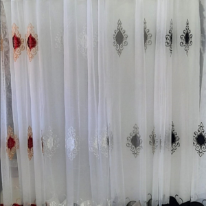 וילון מעוטר חצי שקוף