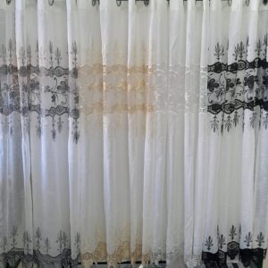 וילון מעוטר חצי שקוף